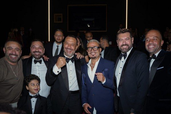 بالفيديو والصور- هكذا دعمت كندة علوش عمرو يوسف في العرض الخاص لـفيلم”السلم والثعبان٢”