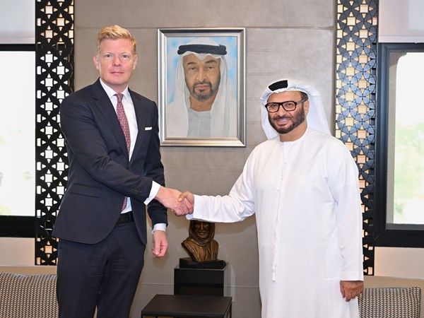 أنور قرقاش يلتقي المبعوث الأممي إلى اليمن