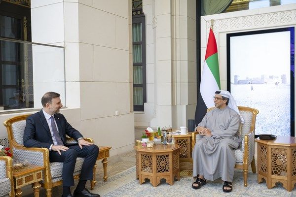 منصور بن زايد يستقبل سفير الجمهورية اللبنانية