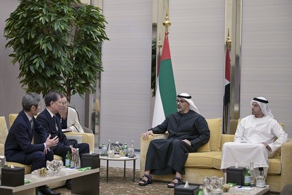 خالد بن محمد بن زايد يلتقي المدير التنفيذي لمتحف طوكيو الوطني