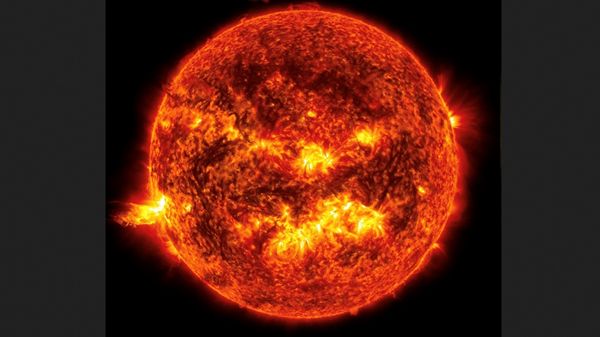 عواصف شمسية مرتقبة قد تُضيء السماء بالشفق القطبي