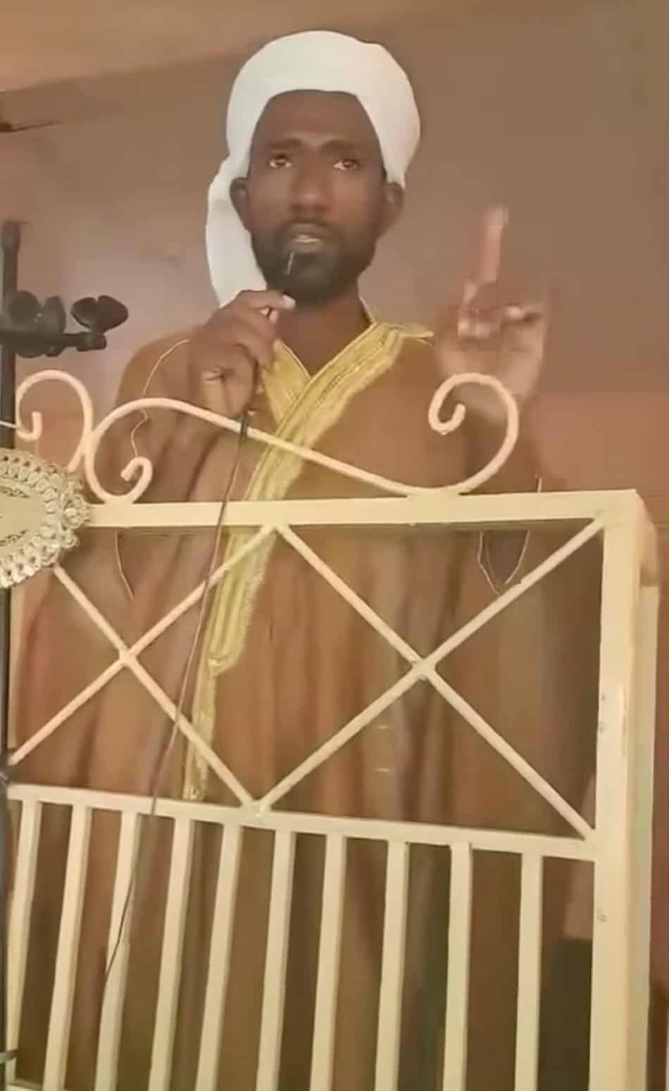 شاهد بالفيديو.. “كنت مفتكرها مشجعة للدعامة”.. شيخ الدعم السريع يتراجع عن فكرة طلب الزواج من المذيعة تسابيح خاطر ويكشف الأسباب