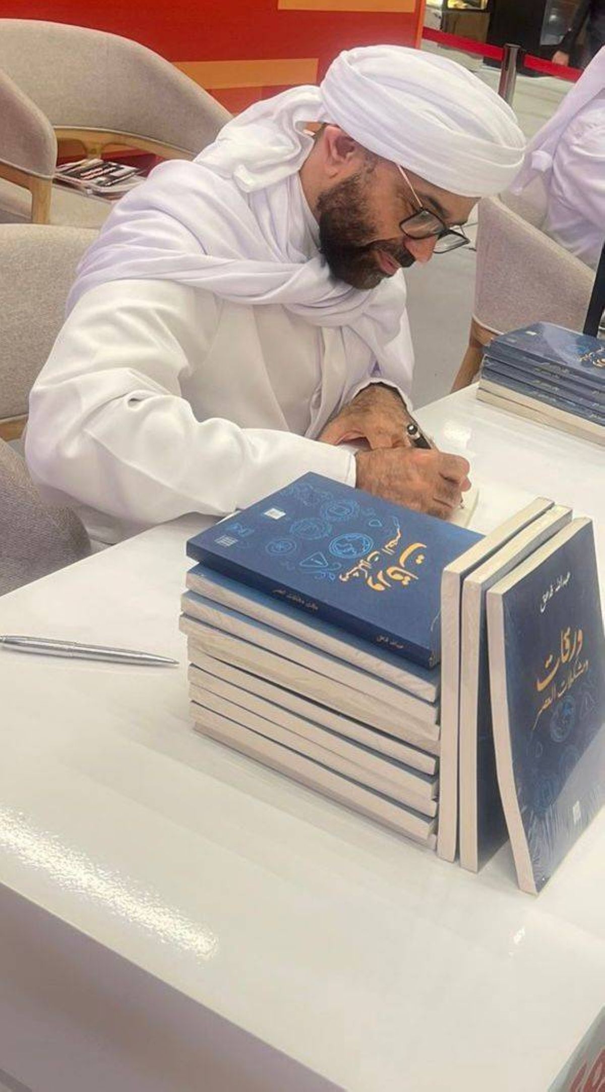 توقيع كتاب «ورقات ومشكلات العصر» للسيد عبدالله فدعق في معرض الشارقة الدولي للكتاب
