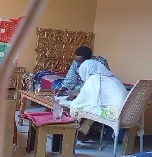 شاهد الفيديو الذي هز مواقع التواصل السودانية.. معلم بولاية الجزيرة يتحرش بتلميذة عمرها 13 عام وأسرة الطالبة تضبط الواقعة بنصب كمين له بوضع كاميرا تراقب ما يحدث
