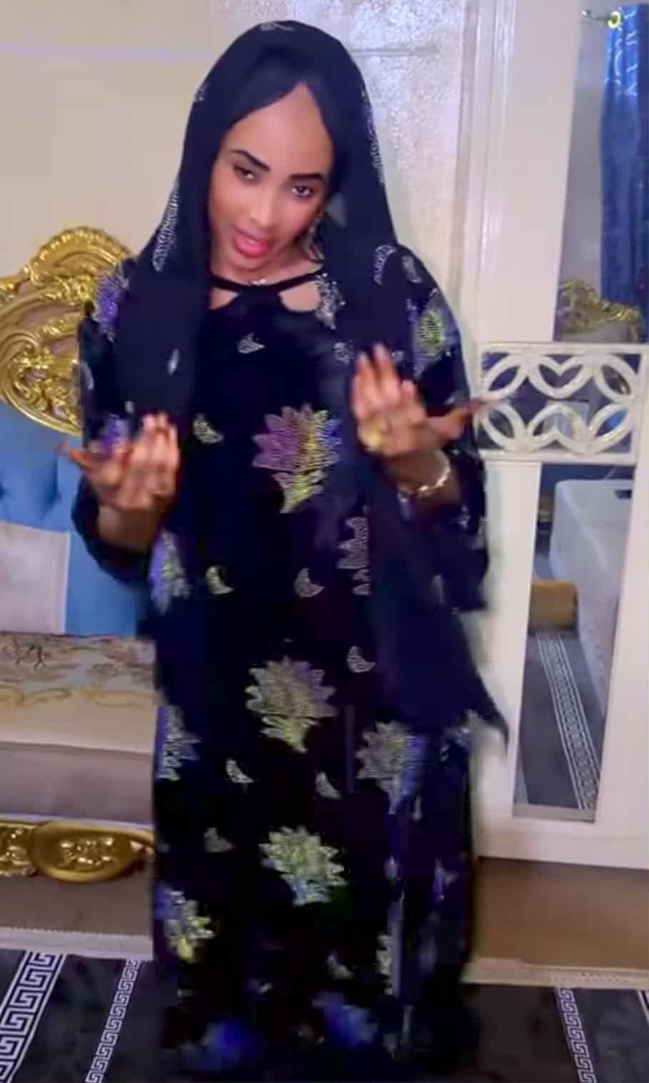 شاهد بالصورة والفيديو.. فتاة سودانية تثير الجدل وتشعل ثورة من الغضب على مواقع التواصل بوصلة رقص فاضحة  بمؤخرتها