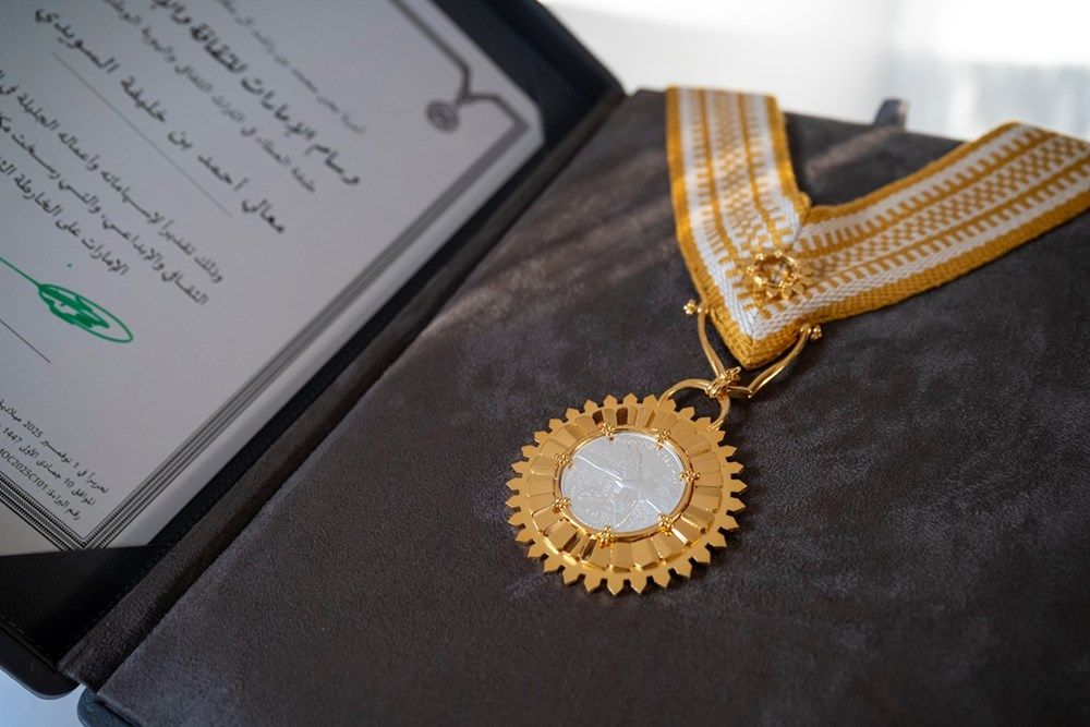 منصور بن زايد يكرم أحمد خليفة السويدي بوسام الإمارات للثقافة والإبداع