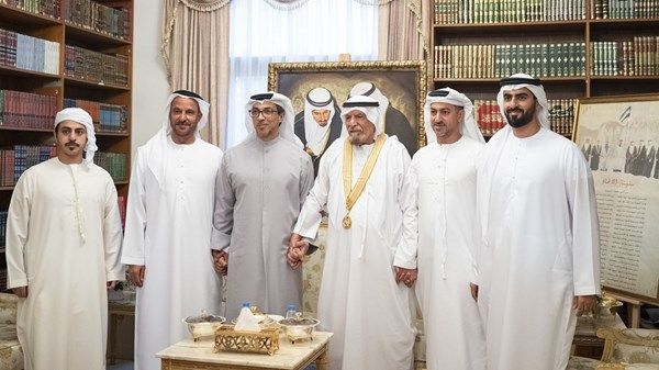 منصور بن زايد يكرم أحمد خليفة السويدي تقديراً لمسيرته الوطنية وإسهاماته الثقافية