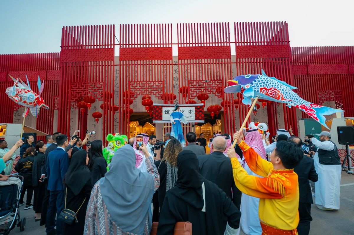 السفير الصيني تشانغ هوا يزور الجناح الصيني في "بنان" ويشيد بالمشاركة ضمن فعاليات الحدث