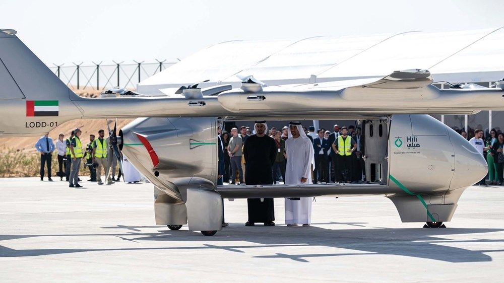 زايد بن محمد بن زايد يشهد إجراء"لود أوتونومس" أول رحلة تجريبية للطائرة "هيلي" بمنطقة العين