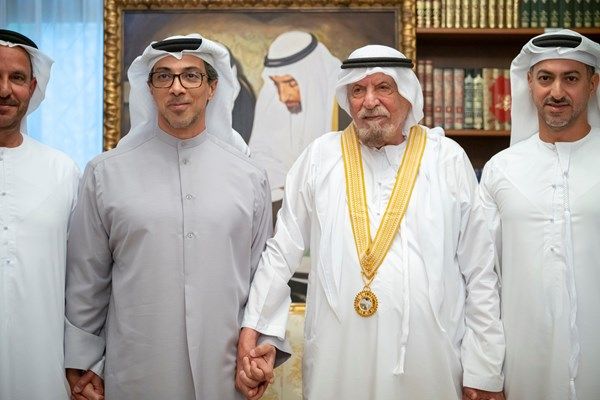 منصور بن زايد يكرم أحمد خليفة السويدي بوسام الإمارات للثقافة والإبداع