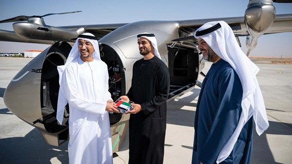 زايد بن محمد بن زايد يشهد إجراء"لود أوتونومس" أول رحلة تجريبية للطائرة "هيلي" بمنطقة العين