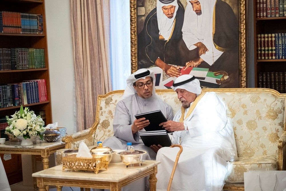 منصور بن زايد يكرم أحمد خليفة السويدي بوسام الإمارات للثقافة والإبداع