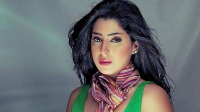 مقذوف ناري يصيب عين أيتن عامر أثناء تصوير مشهد بمسلسل كلهم بيحبوا مودي