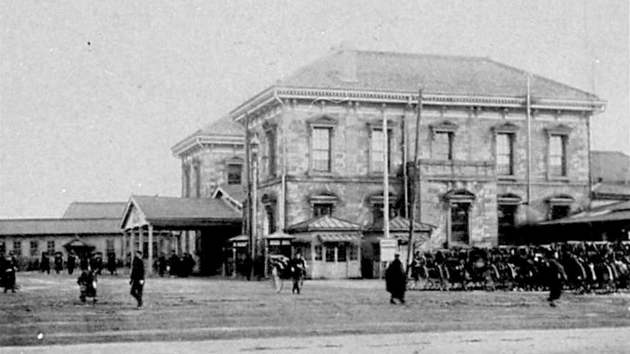 اليابان | محطة شينباشي (JY29): حيث بدأ الحلم الحديدي لليابان وجُسِّد ”الجسر الجديد“ في قلب طوكيو القديمة