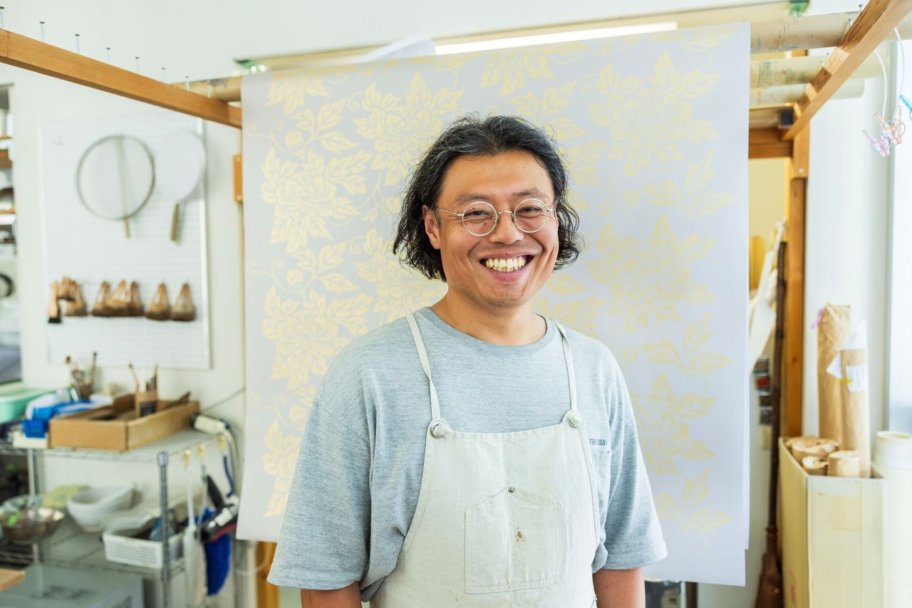 تاكاسوغي يُويا، حرفي متخصص في فن الكاراكامي. (© كاواموتو سايّا)