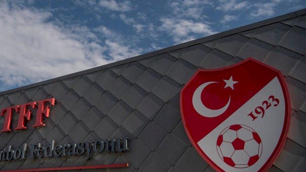 فضيحة في تركيا.. 1000 لاعب وحكم في دائرة المراهنات