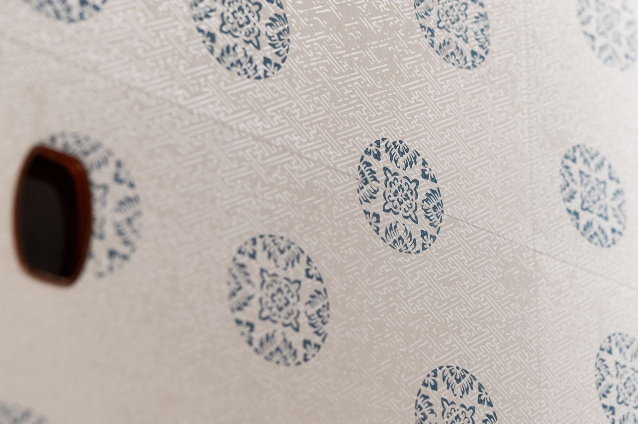 فُسُوما مُكوَّن من 12 ورقة كاراكامي متصلة، حيث يمتد النمط بسلاسة عبر جميع الألواح.(© كاواموتو سايّا)