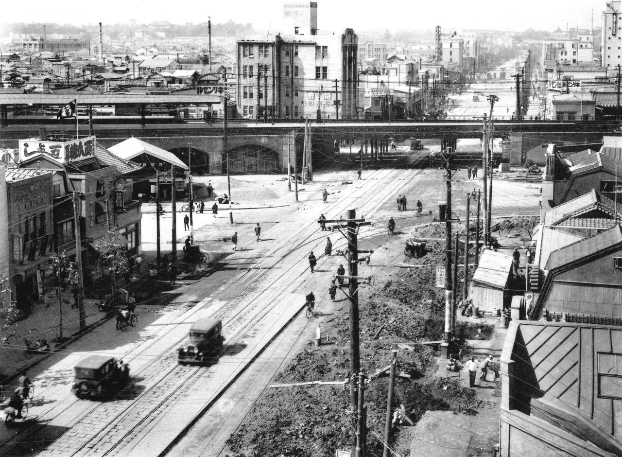 اليابان | محطة شينباشي (JY29): حيث بدأ الحلم الحديدي لليابان وجُسِّد ”الجسر الجديد“ في قلب طوكيو القديمة