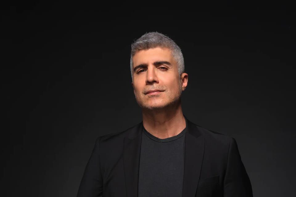 “الوجبة الأخيرة”… قصّة حبّ وغموض تعيد أوزجان دنيز إلى الشّاشة، فمن هي شريكته؟