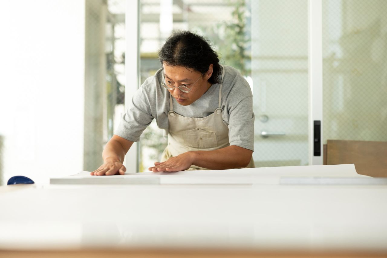 تتطلب كل خطوة في عملية الطباعة تركيزًا كاملًا.(© كاواموتو سايّا)