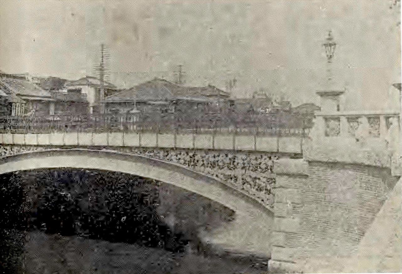 اليابان | محطة شينباشي (JY29): حيث بدأ الحلم الحديدي لليابان وجُسِّد ”الجسر الجديد“ في قلب طوكيو القديمة