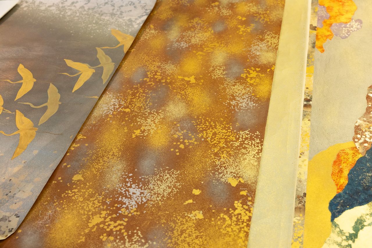 ورق كرّاكامي ايدو المزخرف برقائق الذهب والفضة.(© كاواموتو سايّا)