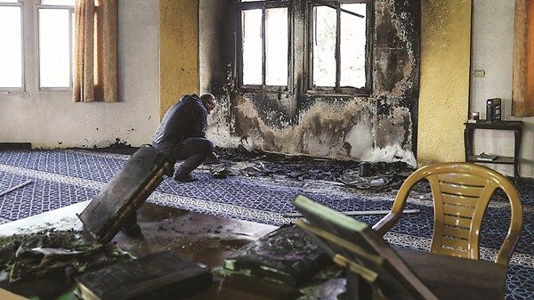 مستوطنون متطرفون يحرقون مسجداً ويخطون شعارات عنصرية في سلفيت