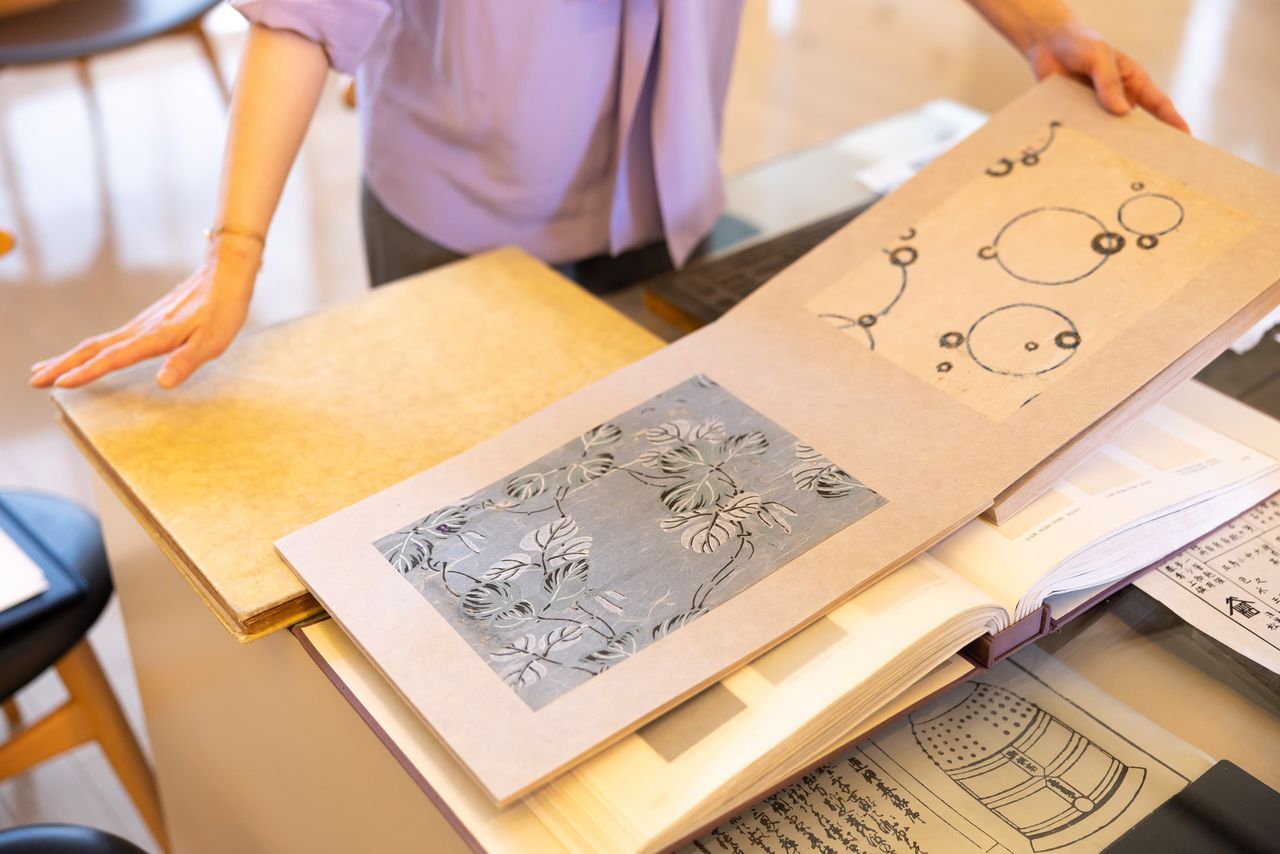 كتالوج يعود إلى ما قبل الحرب يضم عينات تصاميم شركة طوكيو ماتسويا.(© كاواموتو سايّا)