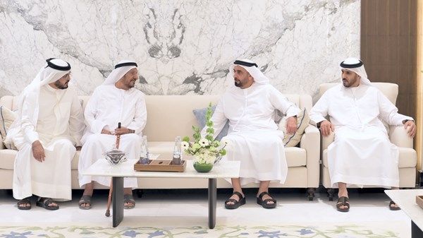 سيف بن زايد يقدم واجب العزاء في وفاة عوشة النعيمي