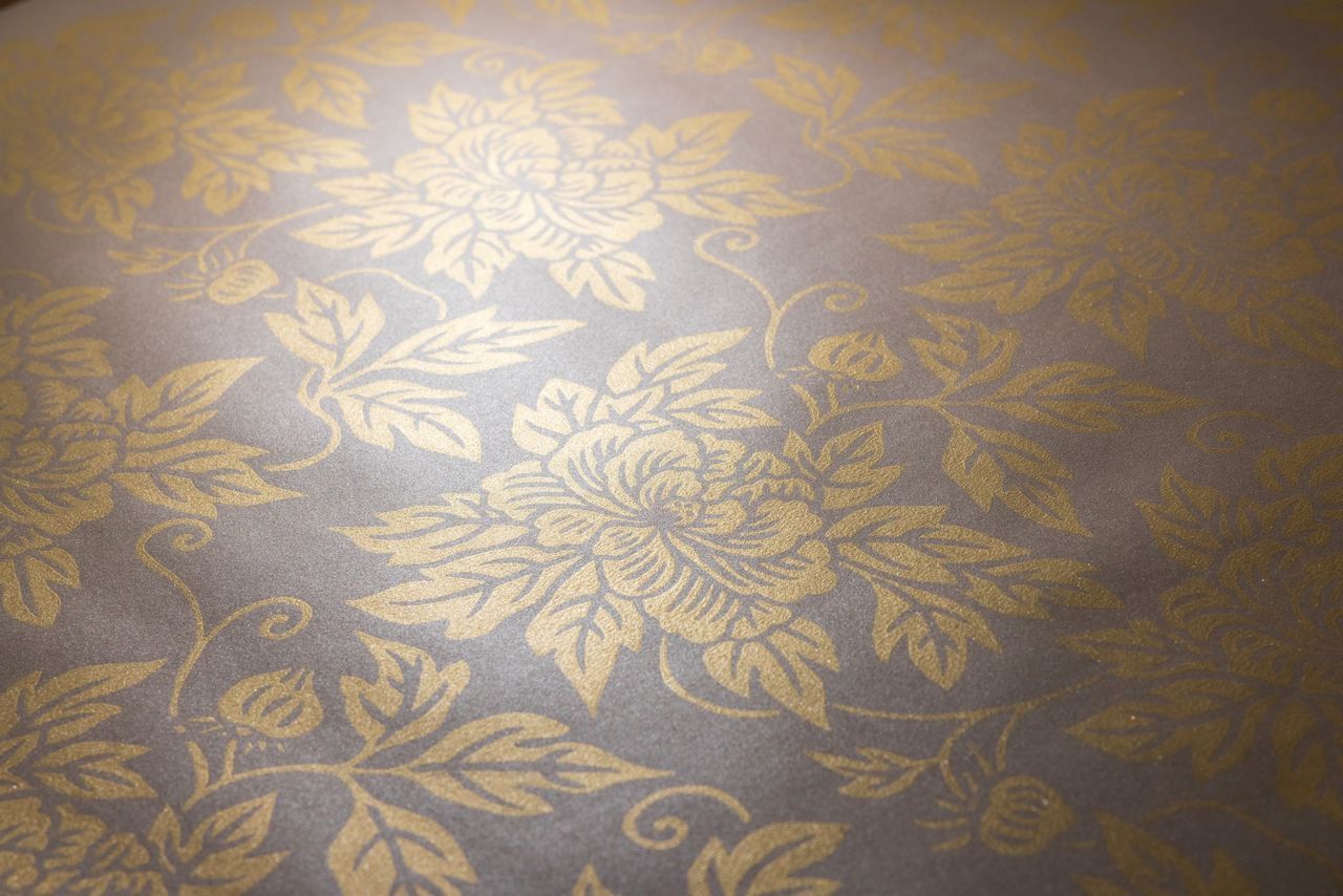 زخرفة الفاوانيا المتلألئة تنضح بأناقة هادئة.(© كاواموتو سايّا)