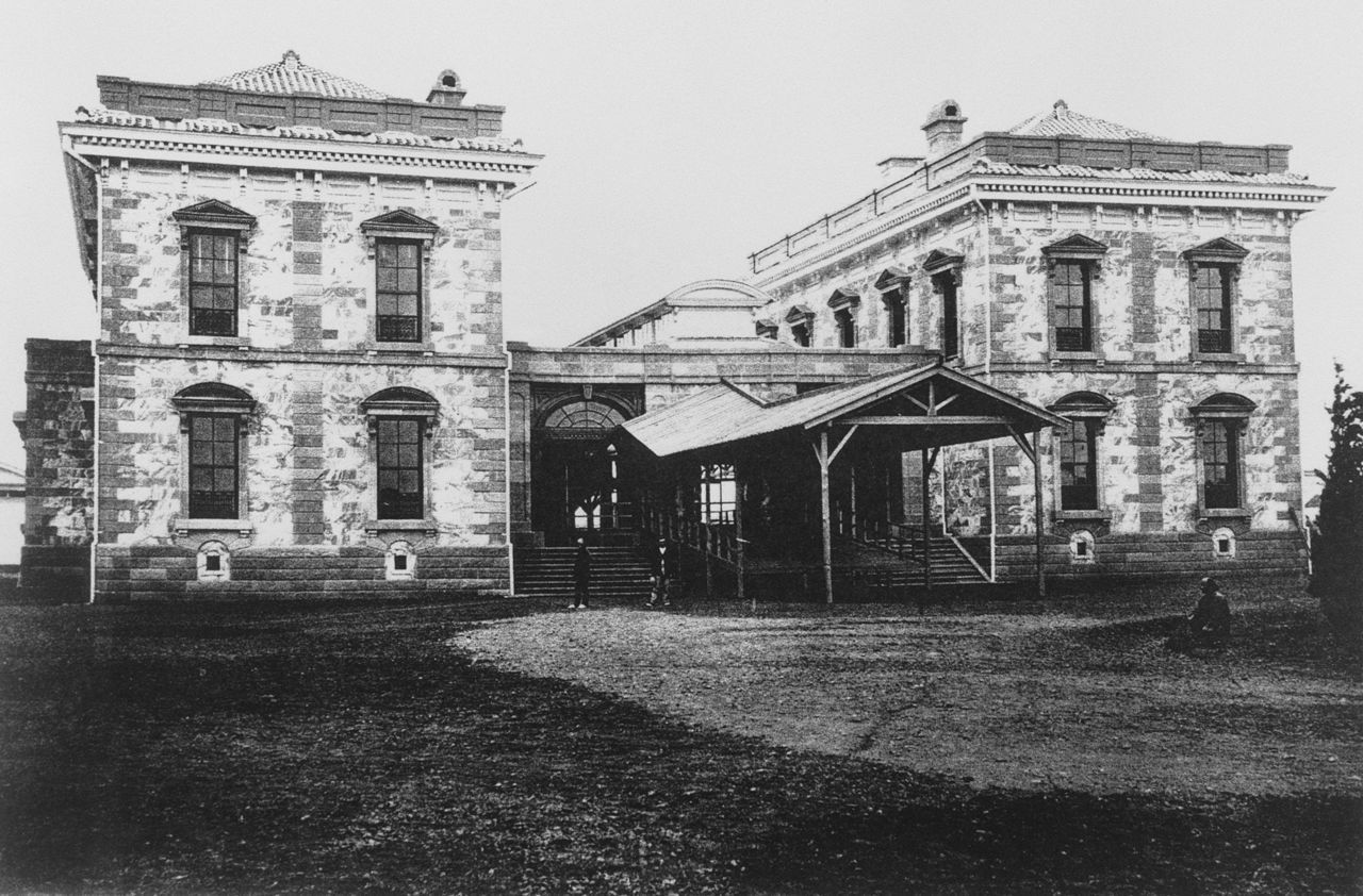 اليابان | محطة شينباشي (JY29): حيث بدأ الحلم الحديدي لليابان وجُسِّد ”الجسر الجديد“ في قلب طوكيو القديمة