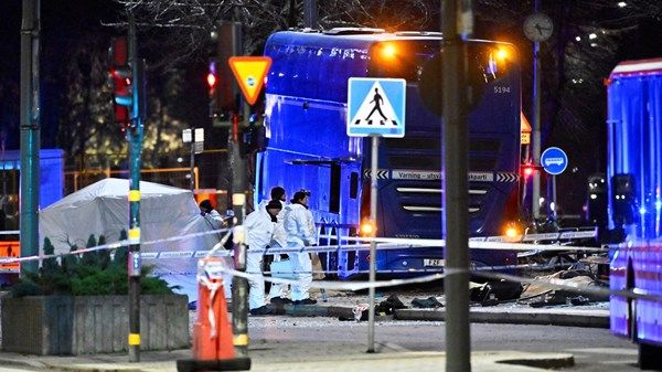 السويد: قتلى وجرجى جراء اصطدام حافلة بمحطة حافلات