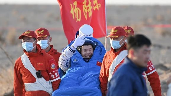 عودة رواد صينيين إلى الأرض بعد أن علقوا في محطة تيانغونغ