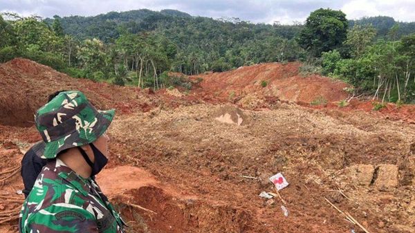 وفاة 6 وفقد 17 في انهيار أرضي بإندونيسيا