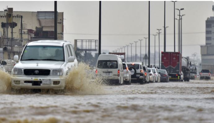 تنبيه خطير.. سيول عنيفة تهدد 7 مناطق في السعودية وتحذيرات مشددة للرياض