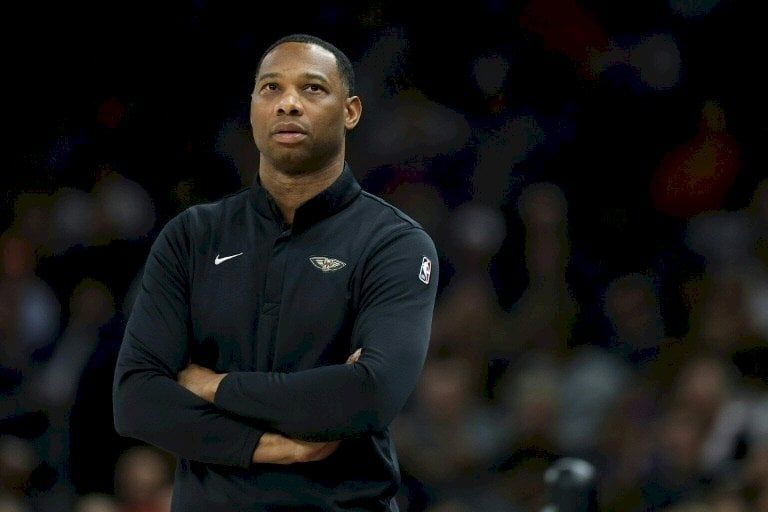 ان بي ايه: بيليكانز يقيل مدربه بسبب سوء النتائج