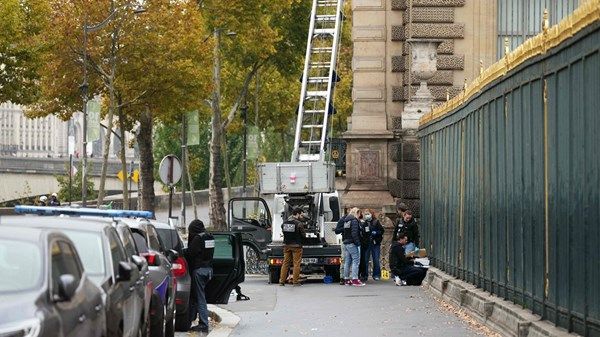 فرنسا لا تزال تأمل في استعادة مجوهرات اللوفر المسروقة