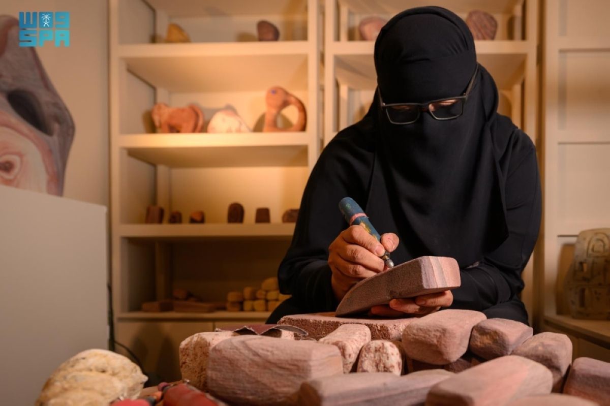 حلوة العطوي.. 
نحاتة تحول حجارة الرياض إلى قطع تنبض بالحياة