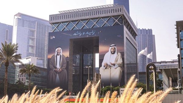 «براند دبي» يقدم عملاً إبداعياً ضخماً يحتفي بإرث زايد وراشد