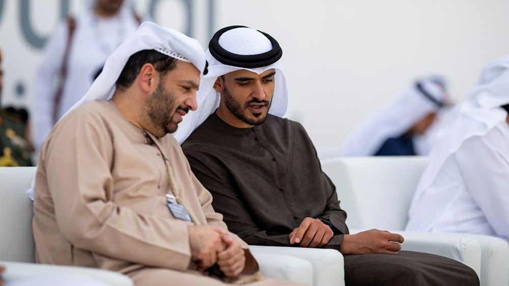 خالد بن محمد بن زايد وحمدان بن محمد بن راشد يشهدان العرض الجوي المصاحب لـ«معرض دبي للطيران»