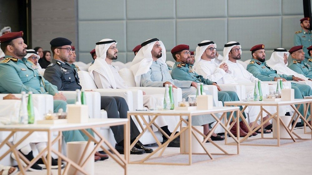 سيف بن زايد يشهد حفل تكريم الدفعة العاشرة من دبلوم خدمات المستقبل