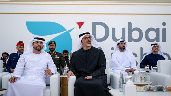 خالد بن محمد بن زايد وحمدان بن محمد بن راشد يشهدان العرض الجوي المصاحب لـ«معرض دبي للطيران»
