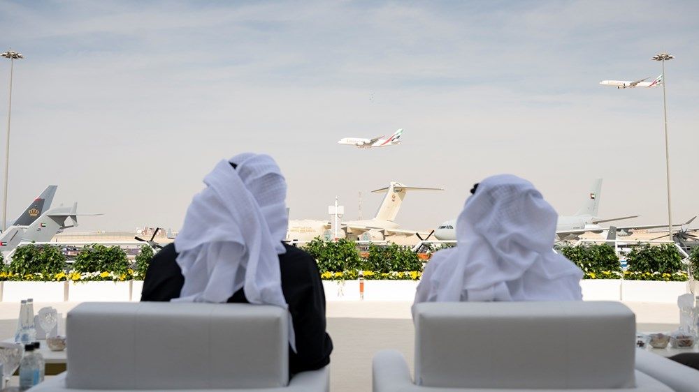 خالد بن محمد بن زايد وحمدان بن محمد بن راشد يشهدان العرض الجوي المصاحب لـ«معرض دبي للطيران»