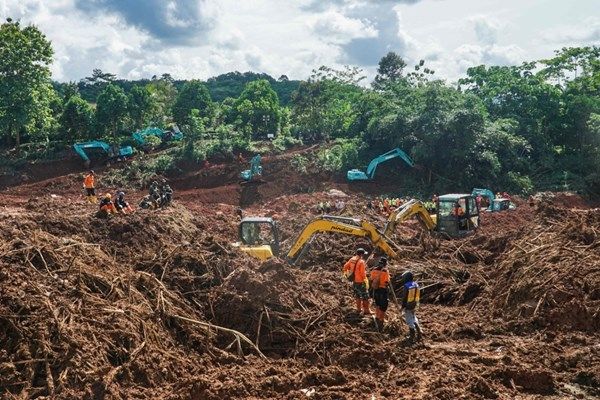 18 قتيلًا وعشرات المفقودين في انهيارات أرضية بإندونيسيا