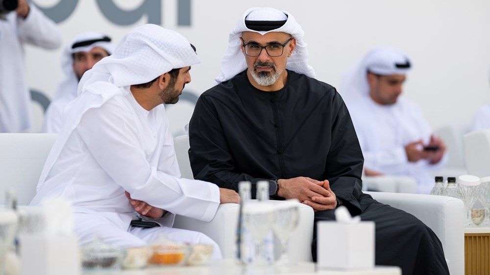 خالد بن محمد بن زايد وحمدان بن محمد بن راشد يشهدان العرض الجوي المصاحب لـ«معرض دبي للطيران»