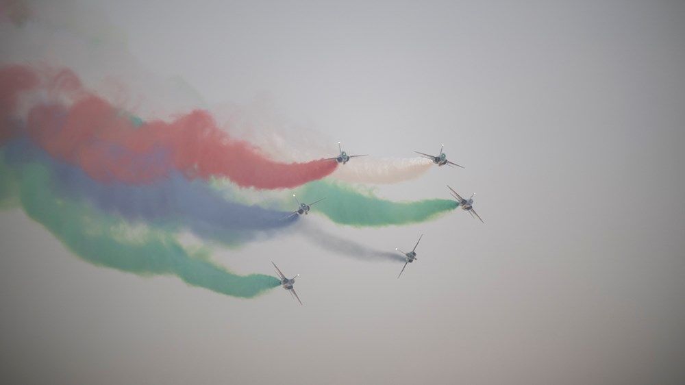 خالد بن محمد بن زايد وحمدان بن محمد بن راشد يشهدان العرض الجوي المصاحب لـ«معرض دبي للطيران»