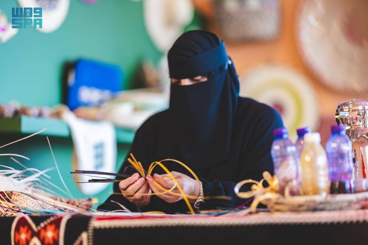 «سف الخوص».. حرفة تحيك ذاكرة المكان وتحيي تراث الأجداد