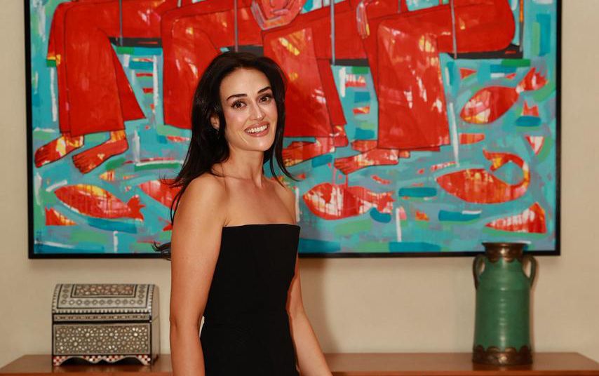 بالصور- زيارة مفاجئة لبطلة “رامو” إسرا بيلجيتش إلى القاهرة… فما السبب؟