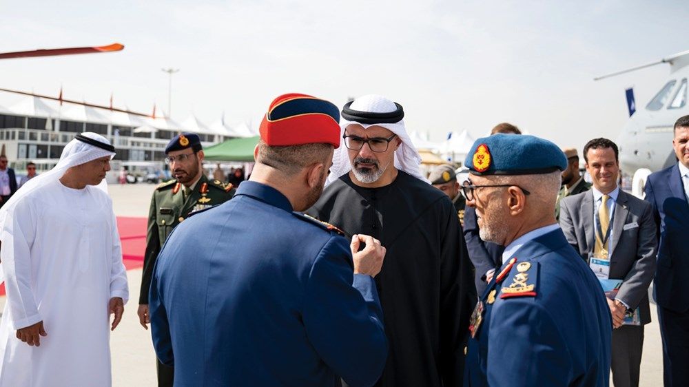 خالد بن محمد بن زايد يزور عدداً من أجنحة معرض دبي للطيران