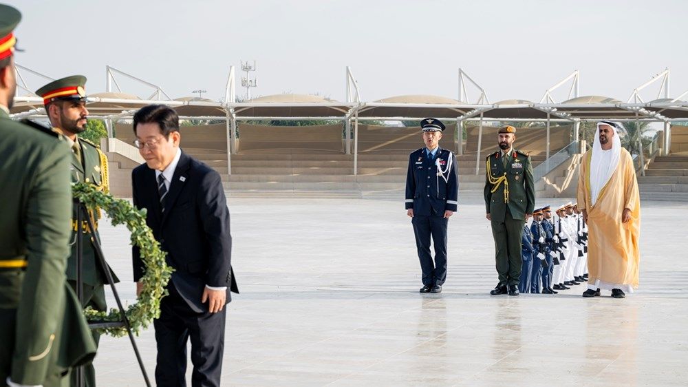 ذياب بن محمد بن زايد يستقبل رئيس جمهورية كوريا في واحة الكرامة